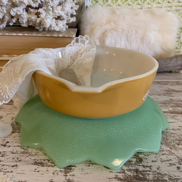 Vintage Floral Pyrex Dish 🌼 - Picture 3 of 6